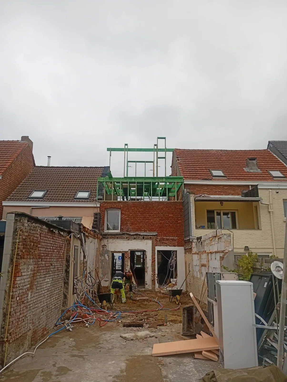 Nieuwe houten dakopbouw zichtbaar vanuit de tuin