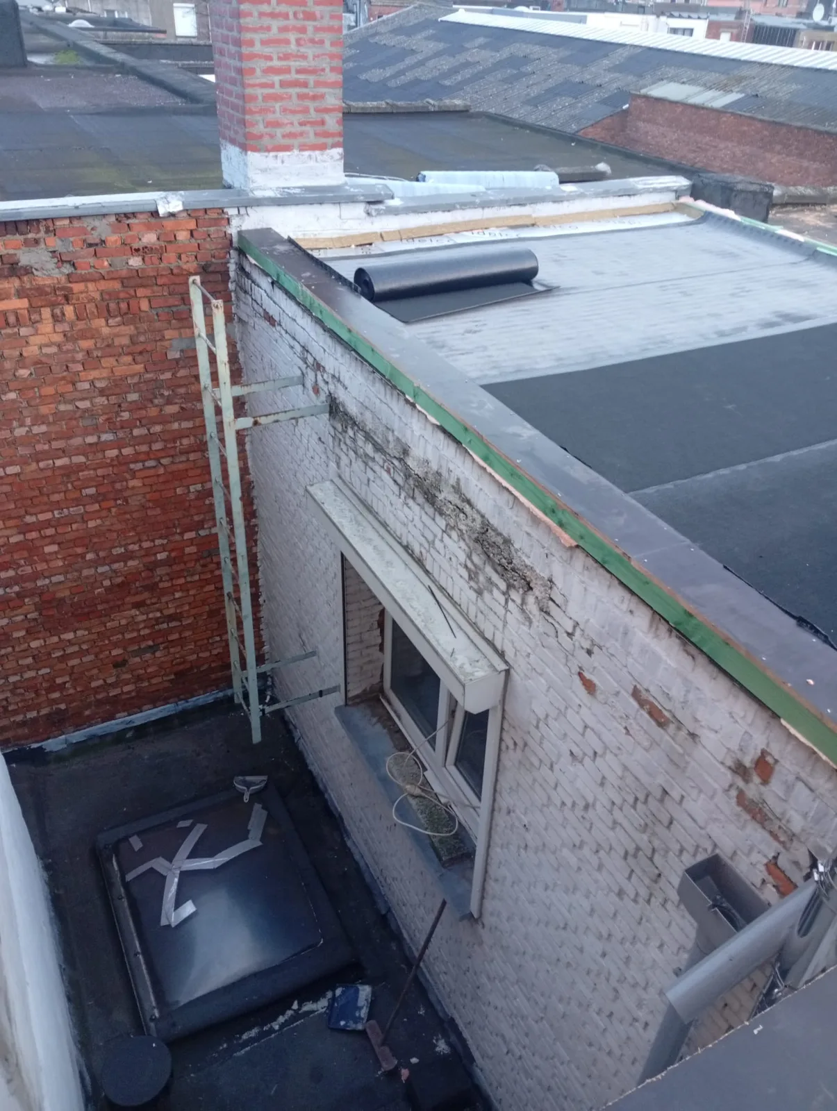 Nieuwe roofing op een plat dak boven een binnenkoer
