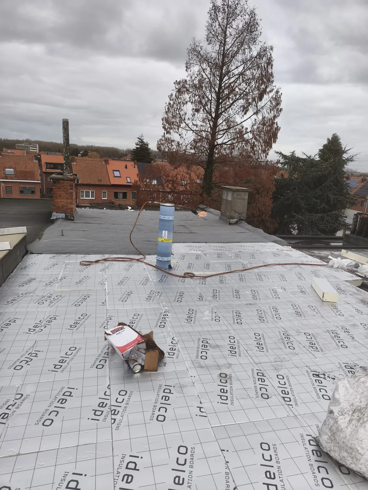 Isolatieplaten op een plat dak tijdens de werken