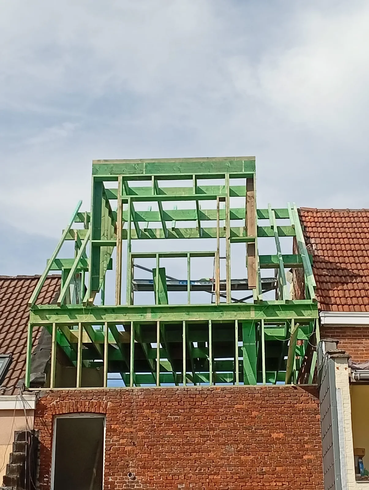 Houtskelet van een nieuwe dakopbouw boven een woning