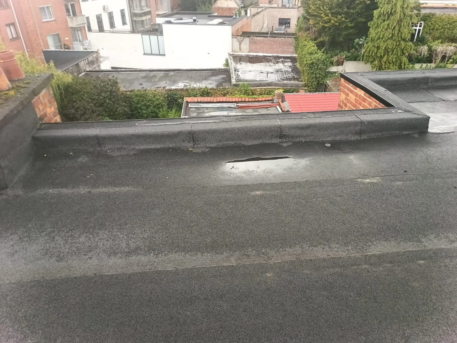Plat dak met versleten roofing voor de renovatie