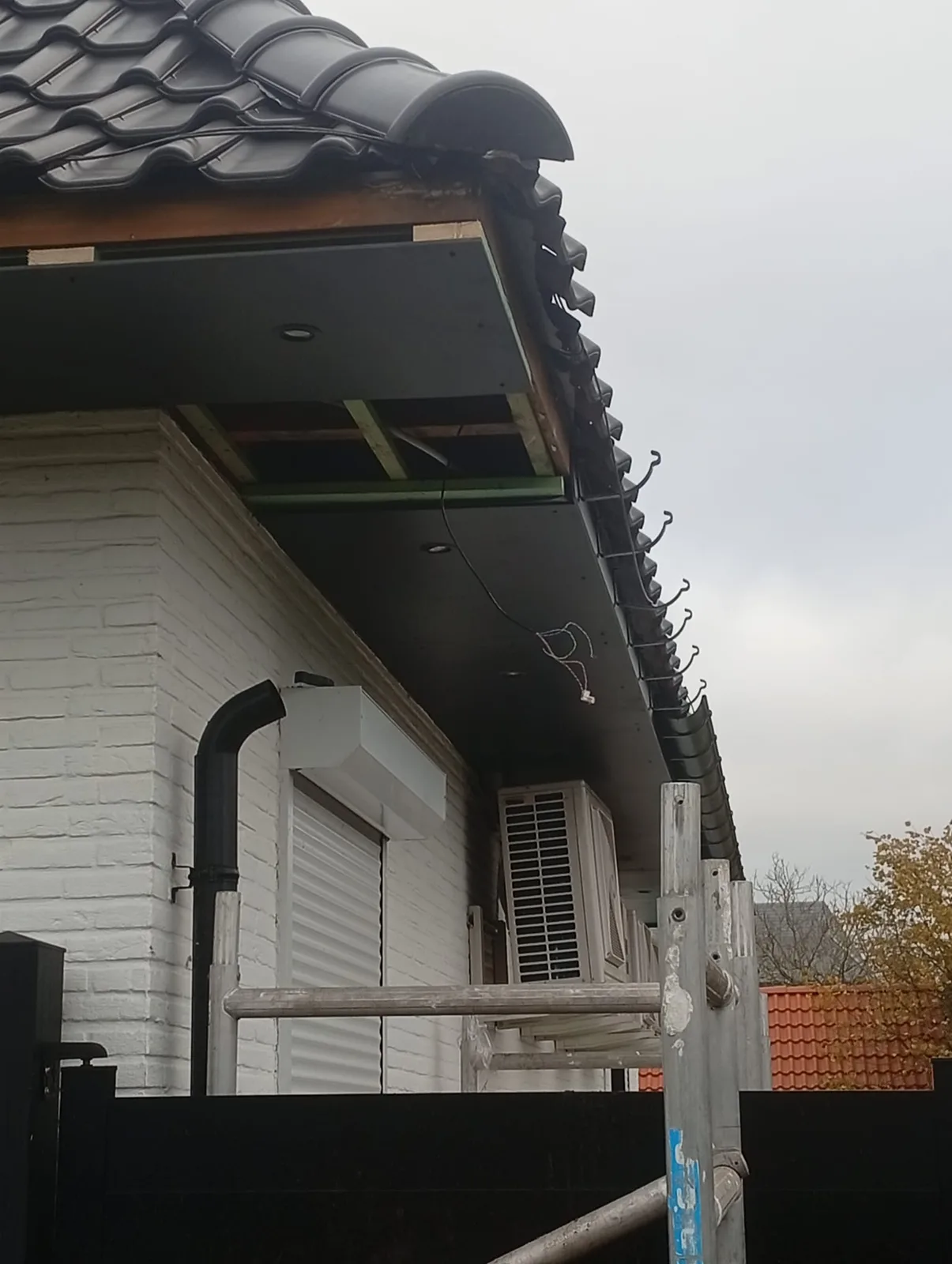 Dakgoot en bakgoot onder een pannendak