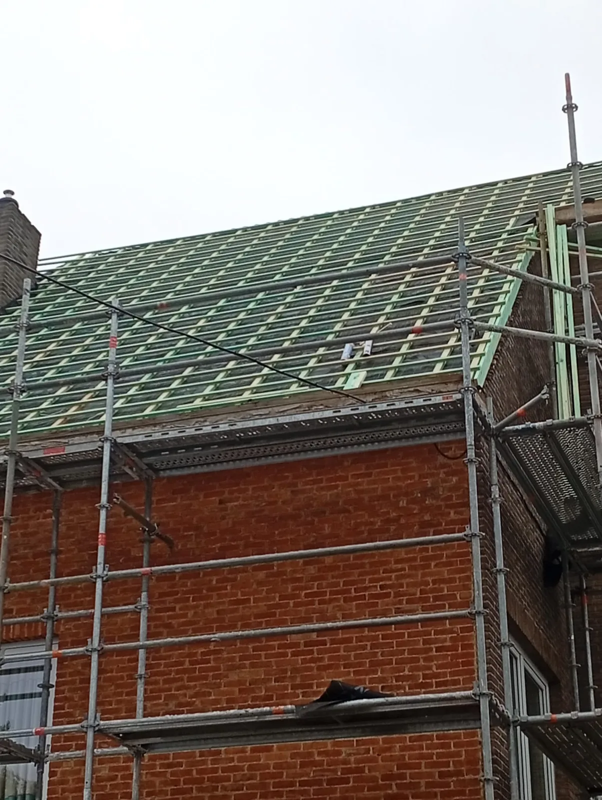 Hellend dak met nieuwe panlatten en stelling