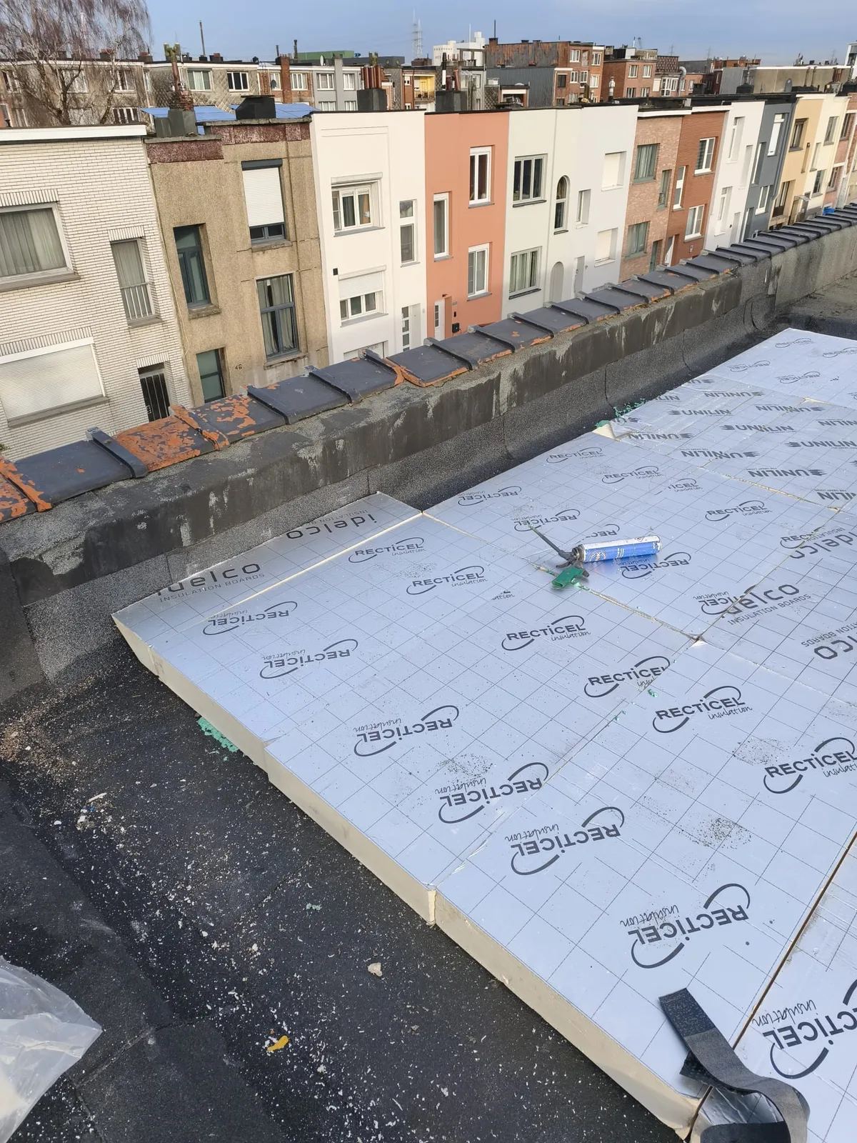Isolatieplaten op een plat dak voor de roofing