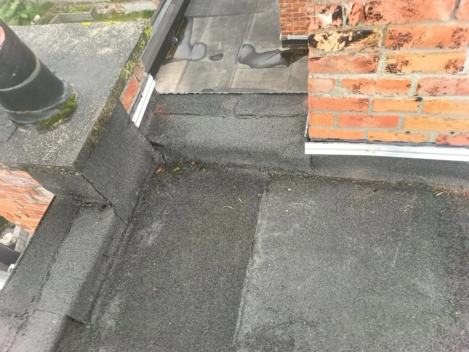Detail van een oude dakaansluiting voor de herstelling