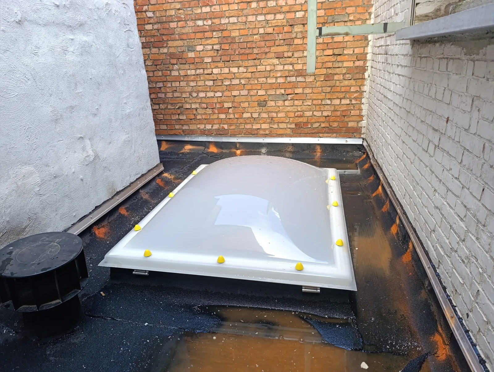 Nieuwe lichtkoepel op een plat dak met roofing