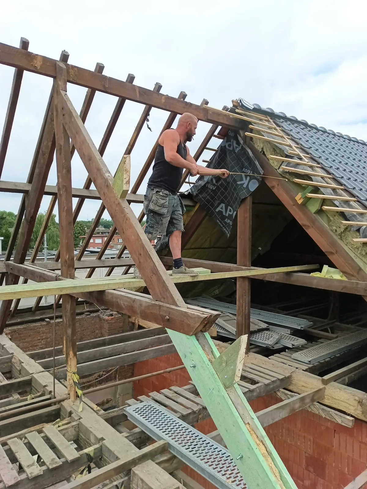 Dakwerker aan een houten dakconstructie tijdens de renovatie
