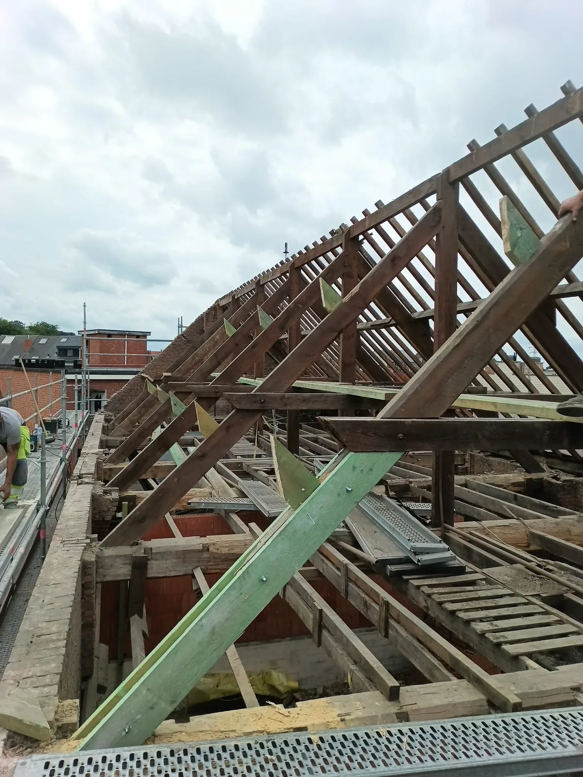 Houten dakconstructie tijdens de afbraak van de oude bedekking