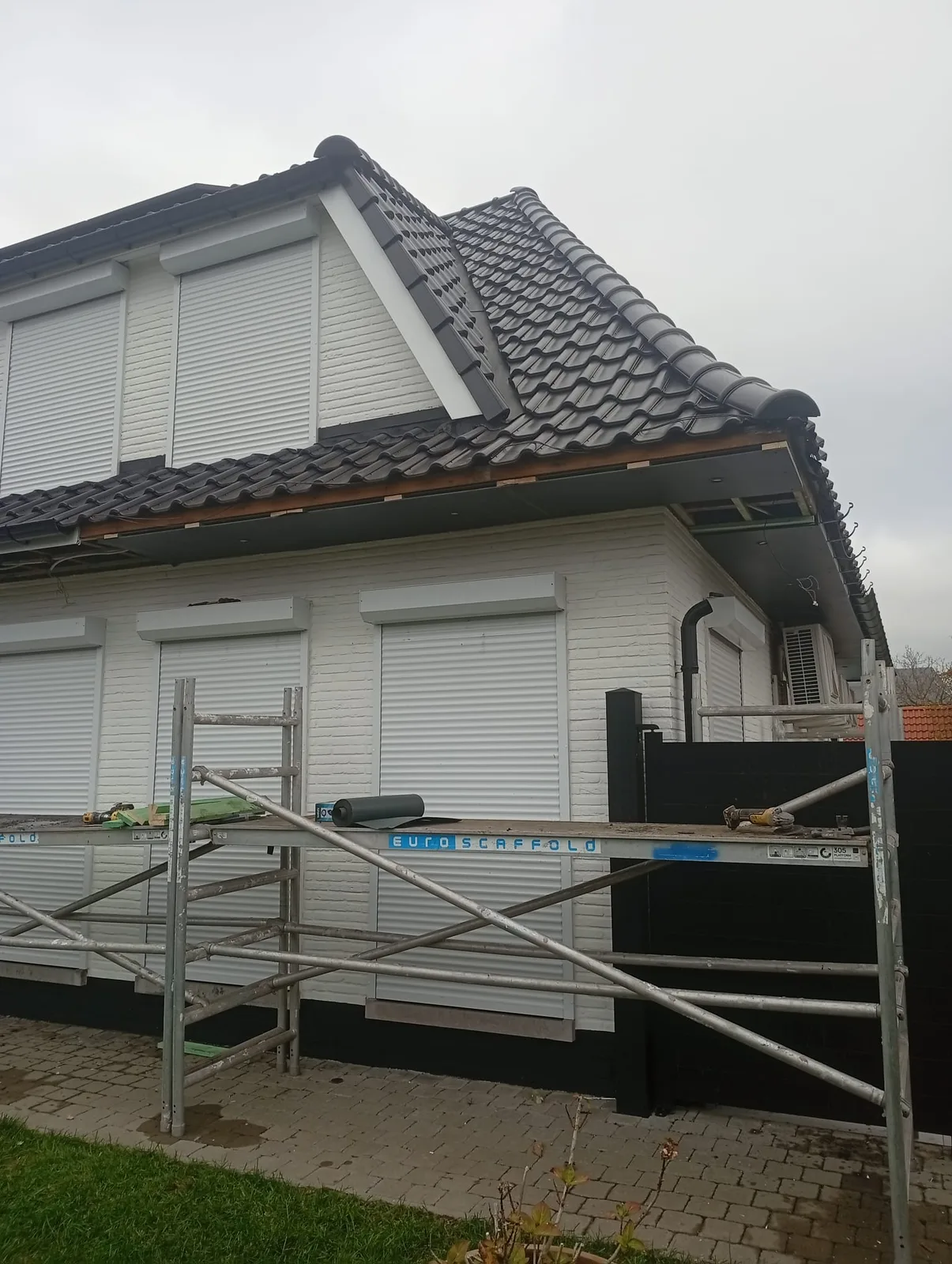 Afgewerkte dakrand met goot en afvoer
