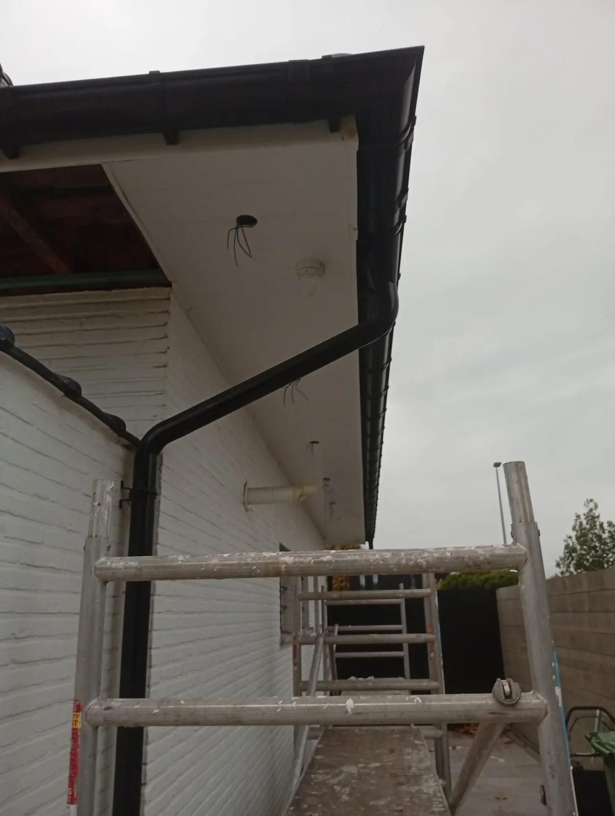 Dakgoot en afvoer langs de dakrand