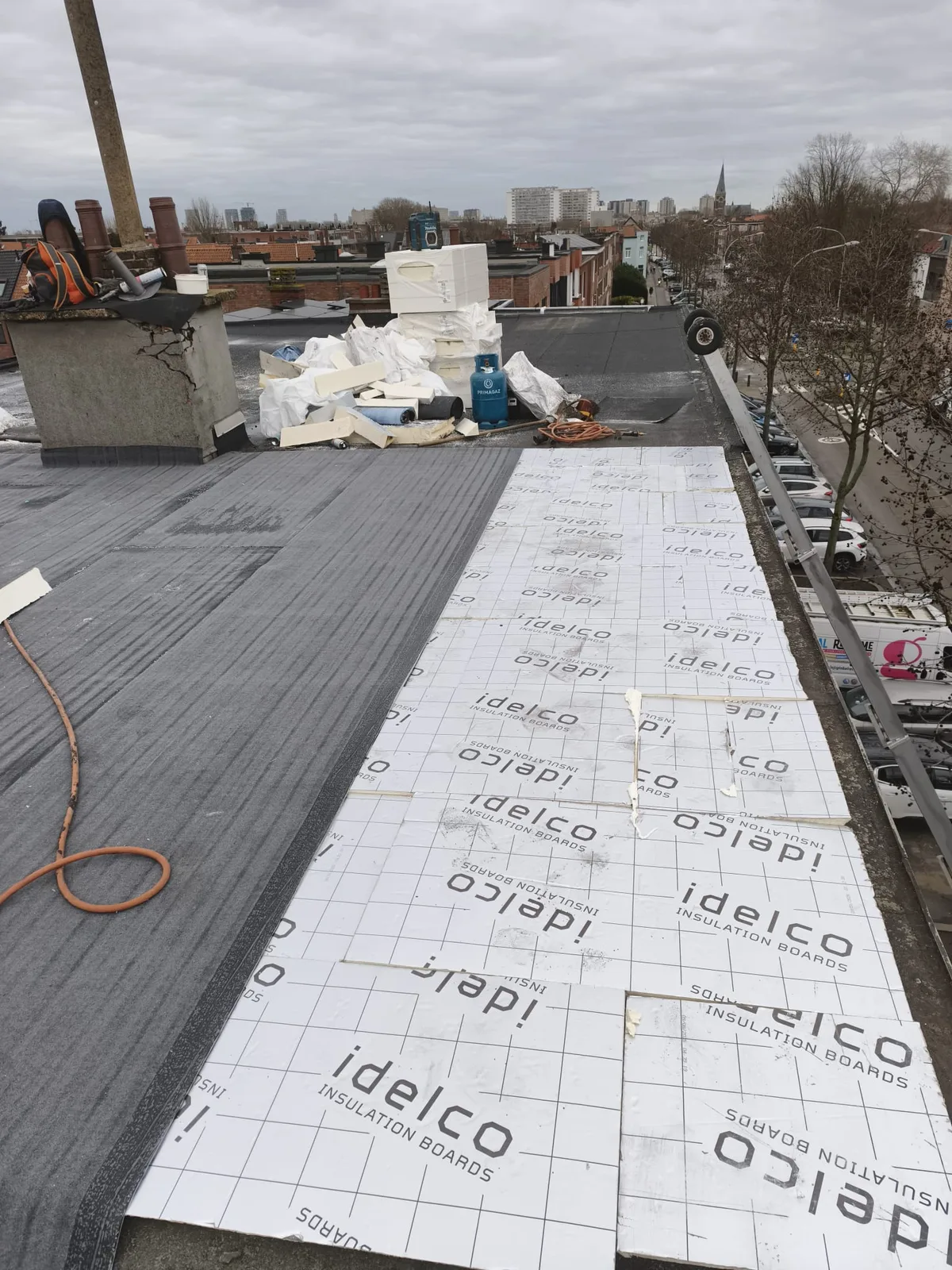 Isolatieplaten naast nieuwe roofing