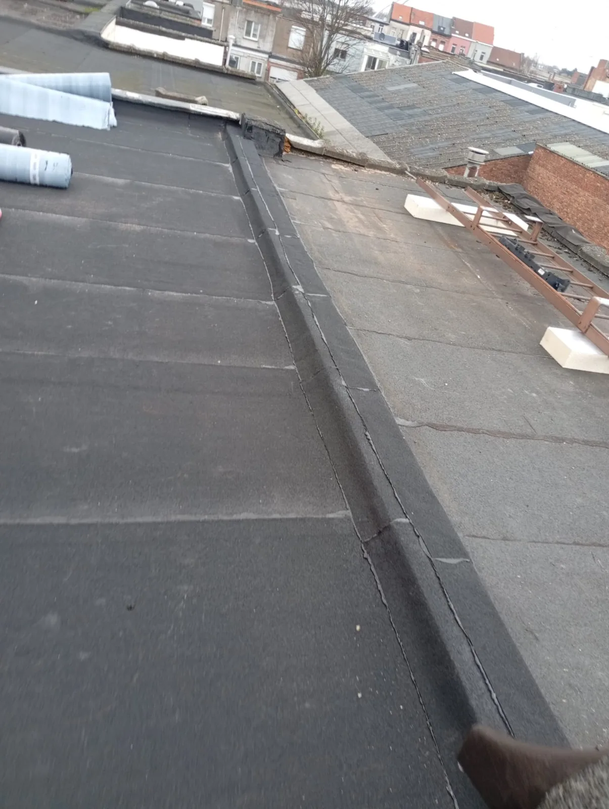 Plat dak met nieuwe roofing en afgewerkte opstand