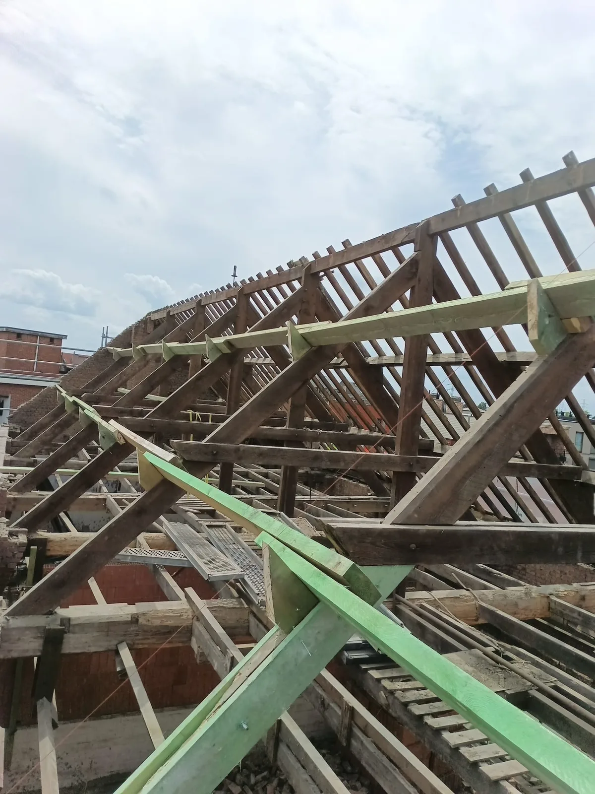 Oude houten dakconstructie blootgelegd tijdens de renovatie