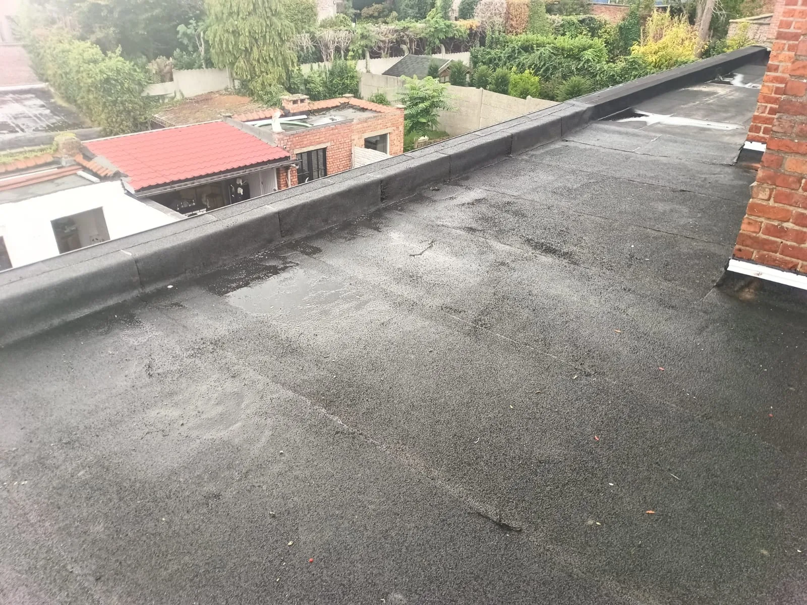 Plat dak met oude dakbedekking voor de herstelling
