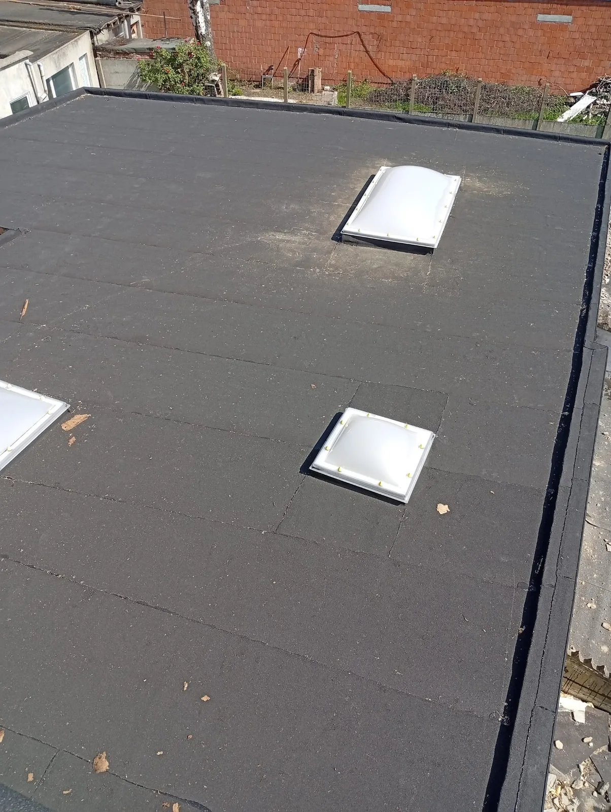 Afgewerkt plat dak met lichtkoepels