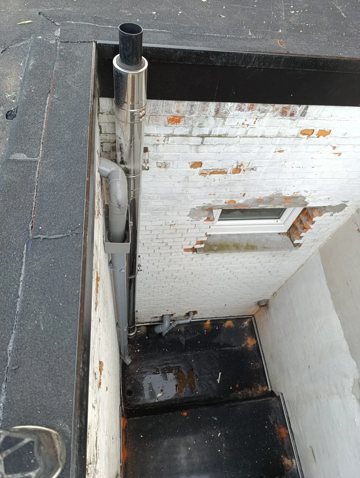 Afgewerkte dakrand van een plat dak met roofing