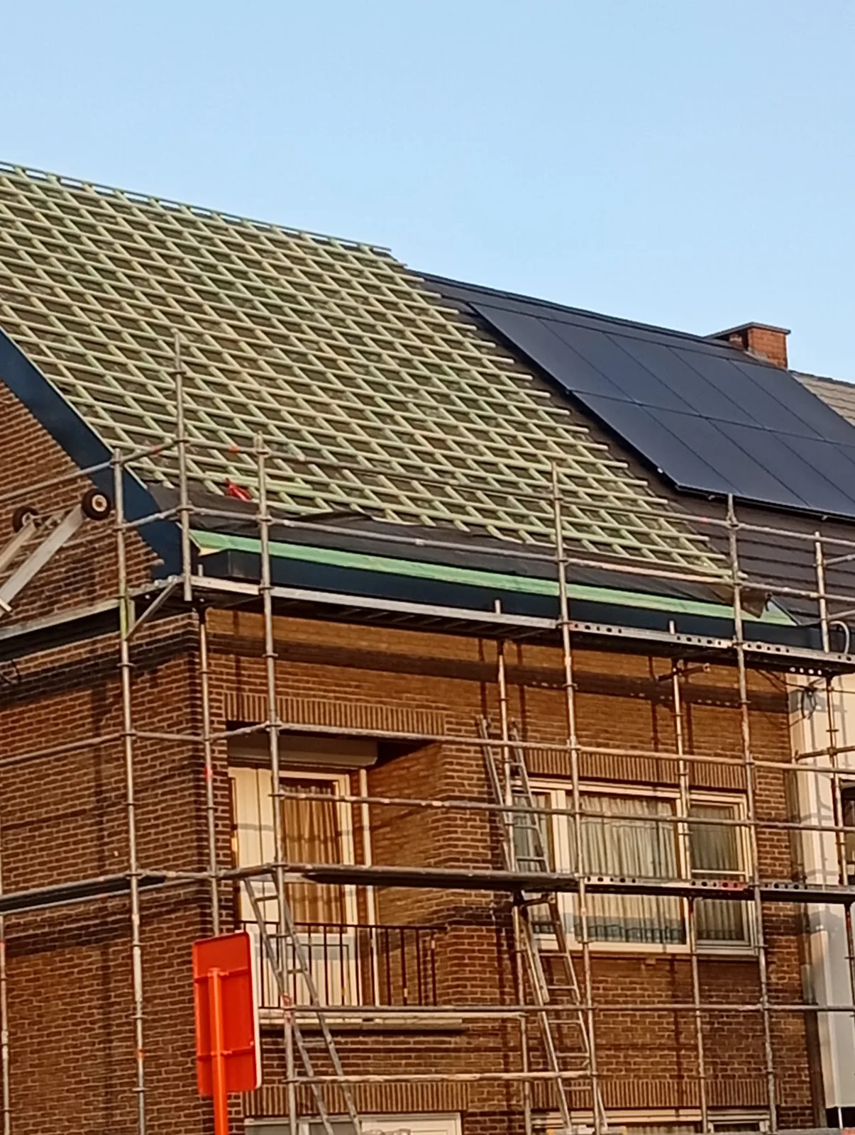 Panlatten op een hellend dak naast zonnepanelen