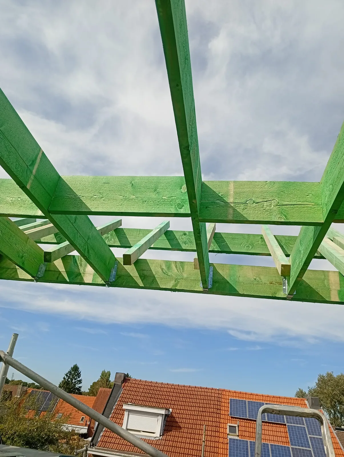 Nieuwe houten balken en kepers tegen de lucht
