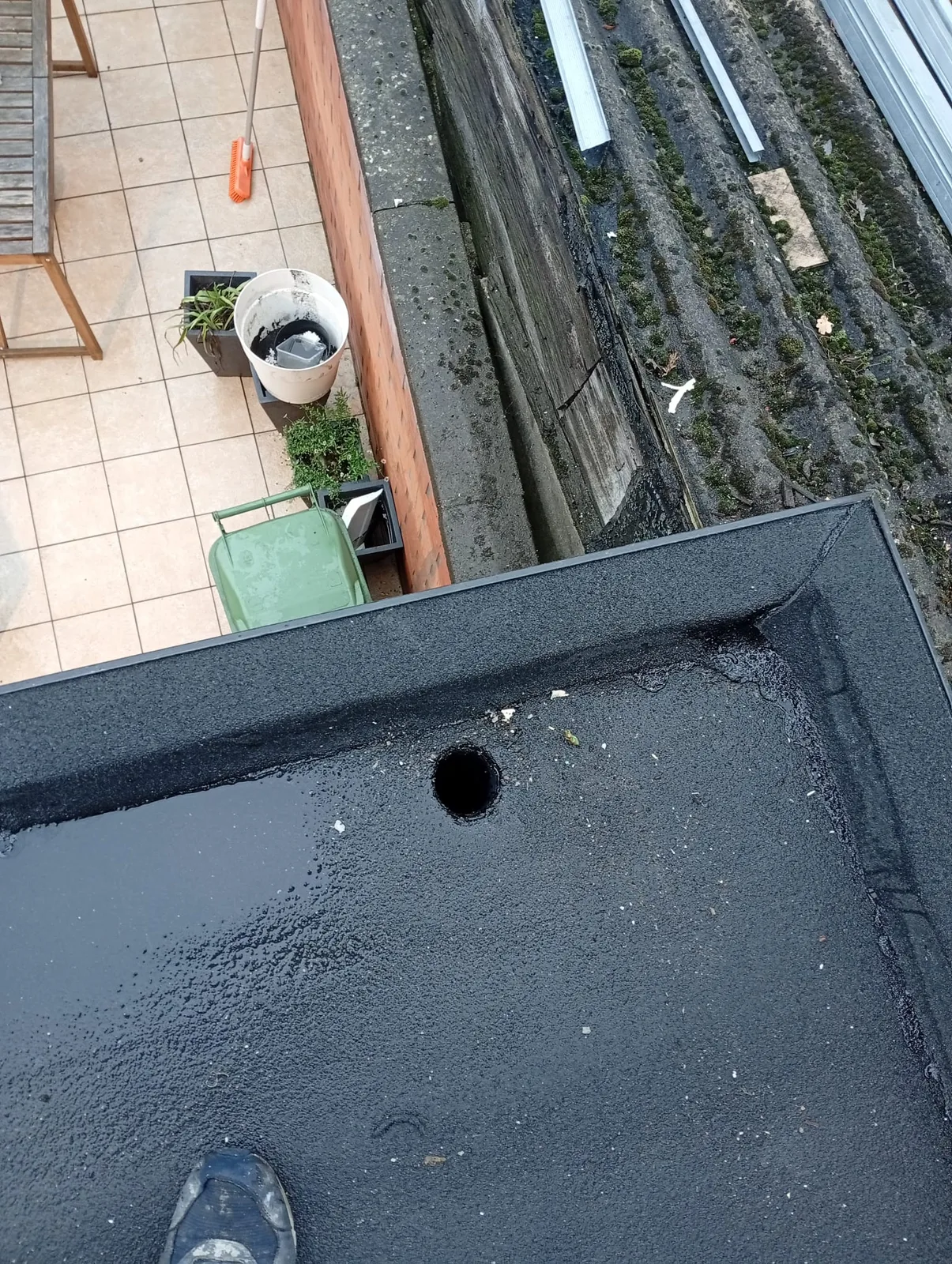 Afvoer en dakrand van een plat dak