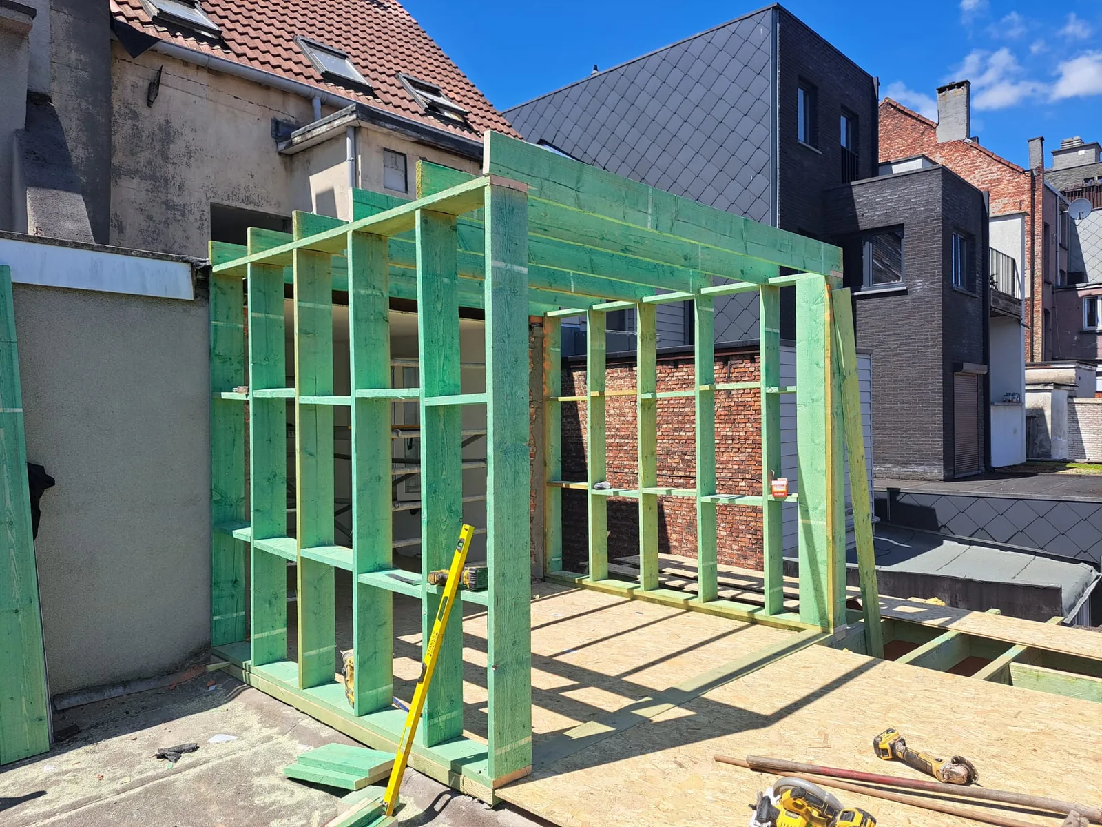 Houten skelet van een dakkapel op een plat dak