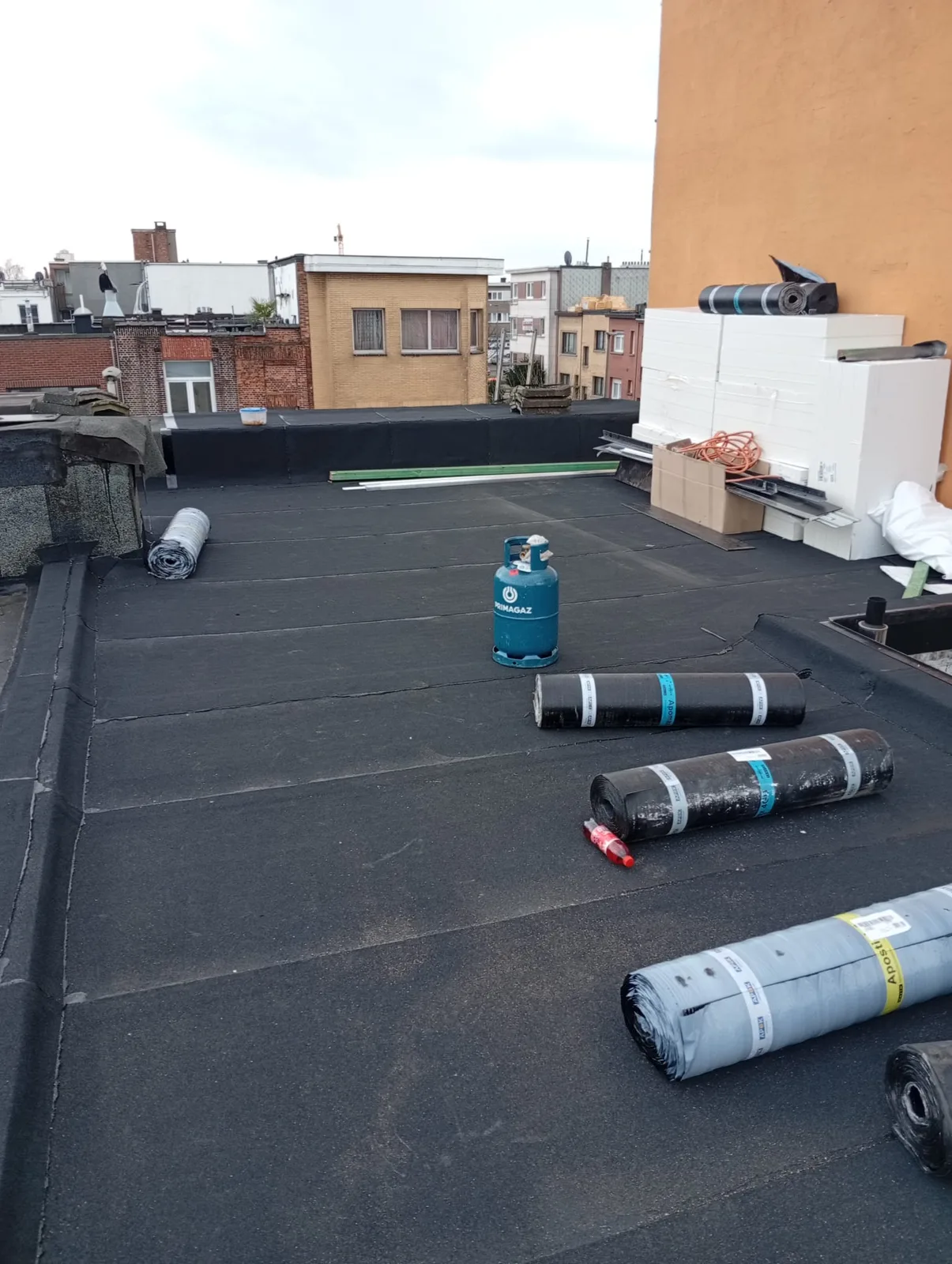 Roofingrollen klaar voor plaatsing op een plat dak